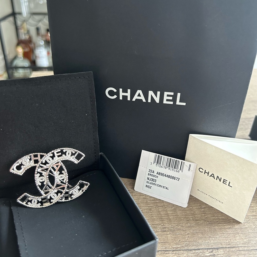 Chanel Brooch fall/winter 22-23